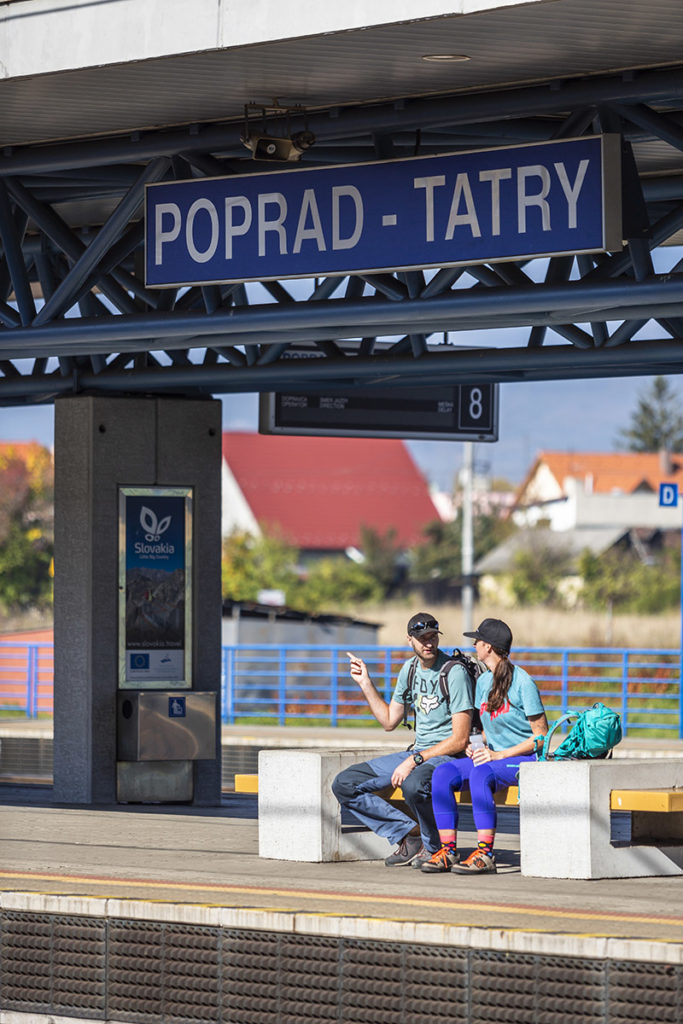 Ak do Vysokých Tatier cestujete vlakom, vystúpiť môžete v Poprade alebo v Štrbe