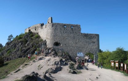 Poznáte najkrajšiu cyklocestu na Čachtický hrad?