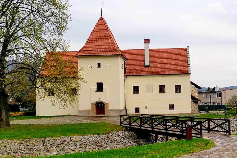 Vodný hrad v Šimonovanoch