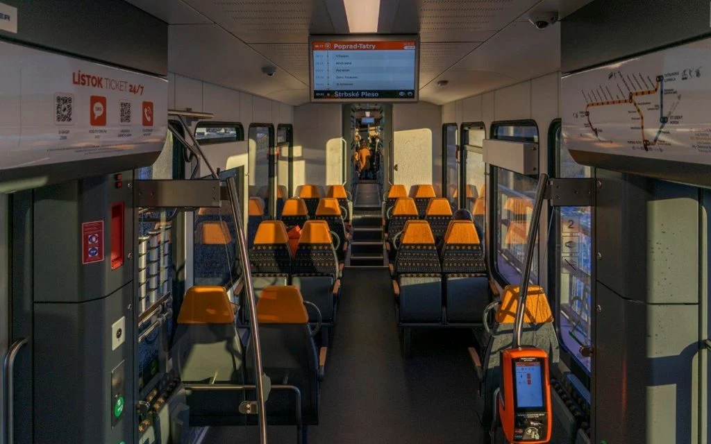Nové elektrozubačky ponúkajú 91 miest na sedenie, 2 miesta pre invalidné vozíky, multifunkčné časti pre bicykle a detské kočíky