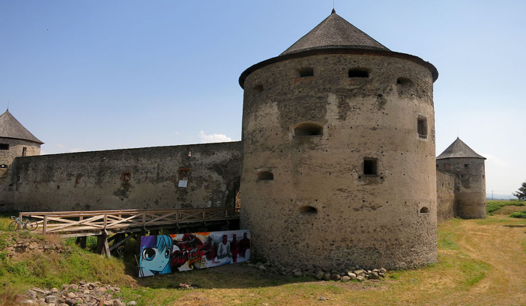 Pred vstupom na hrad Bzovík