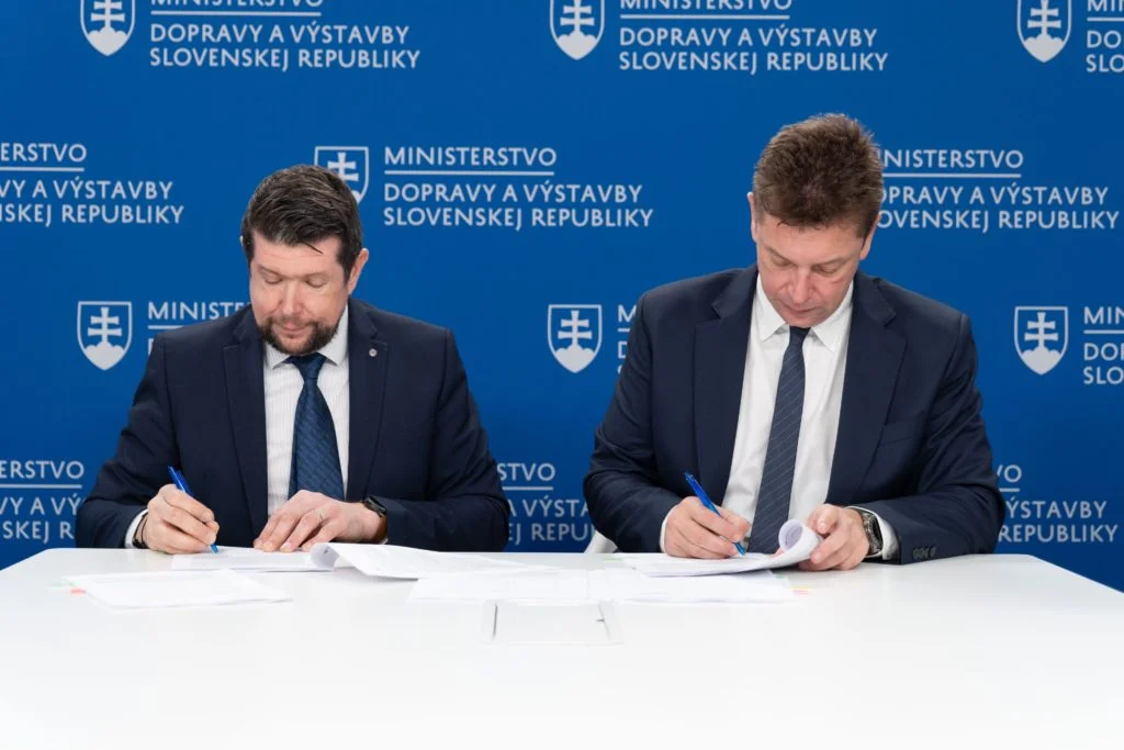 Minister dopravy a výstavby SR, Andrej Doležal, po podpise financovania s predsedom predstavenstva a generálnym riaditeľom ZSSK Romanom Koreňom
