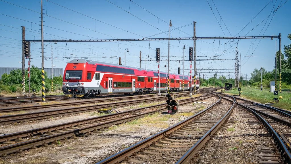Na traťovom úseku Galanta – Nové Zámky prichádza v dôsledku obmedzení na železničnej infraštruktúre k viacerým zmenám