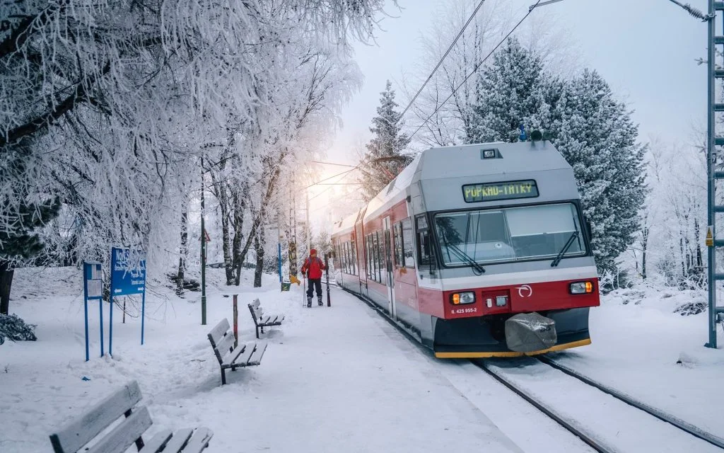 Vlaky ZSSK zastavujú aj v pešej dostupnosti od lyžiarskych stredísk na strednom či východnom Slovensku