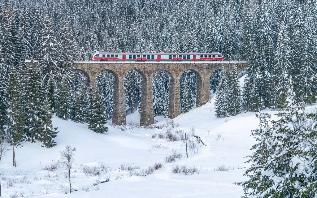 Na trati 173 Margecany – Červená Skala sa dá vystúpiť hneď na štyroch železničných staniciach v blízkosti lyžiarskych areálov