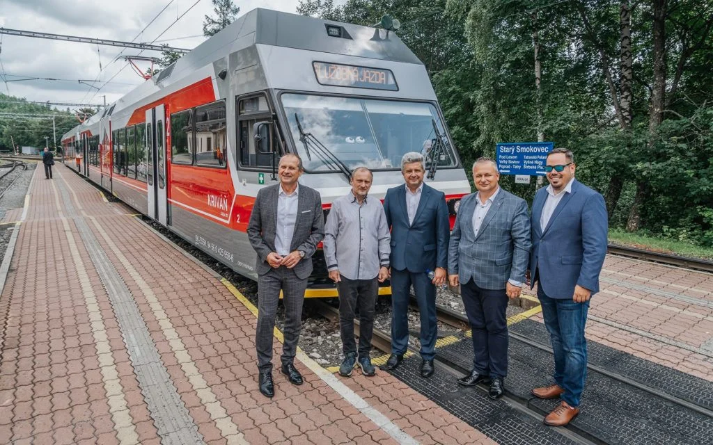 Na predstavení prvých dvoch zmodernizovaných električiek sa zúčastnili (zľava) Karol Martinček, Marián Surmík, Michal Vereš, Ján Lukáč a Tomáš Kováč