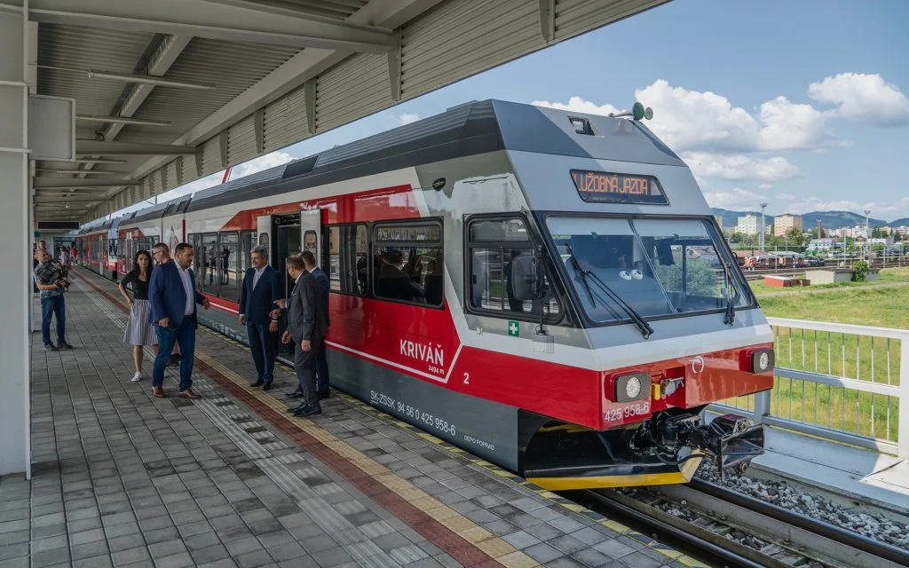 Zmodernizované električky majú oproti minulosti klimatizáciu, rolety, izotermické sklá, USB, 230 V zásuvky a pod. Polep modernizovaných električiek prezentuje názvy tatranských štítov.