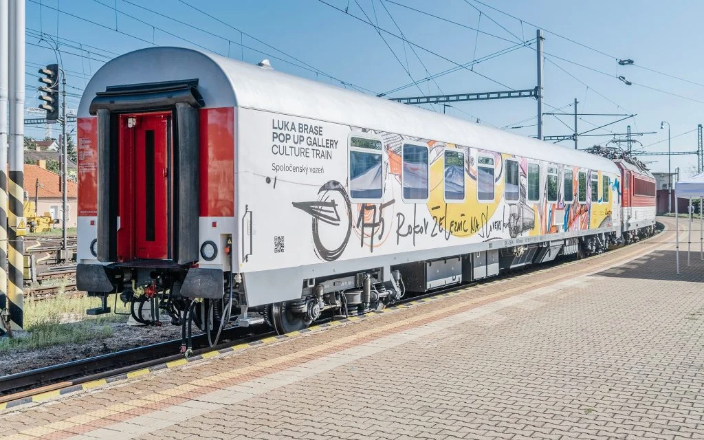 Dizajnový polep na spoločenskom vozni s motívmi na tému 175. výročia príchodu prvého parného vlaku na územie Slovenska