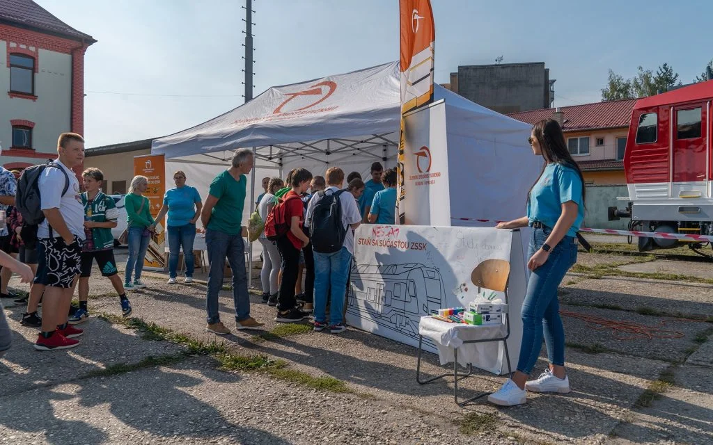  Zamestnanci ZSSK prípadným záujemcom dajú všetky potrebné informácie o duálnom vzdelávaní, ktoré spoločnosť ponúka