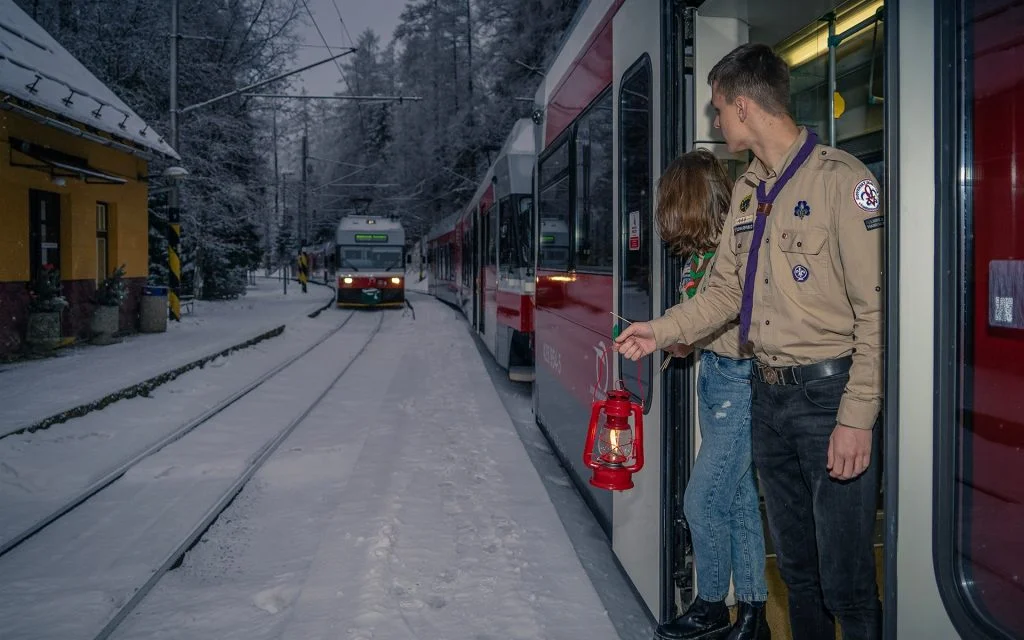 Spolu v 22 vlakoch a 4 autobusoch náhradnej autobusovej dopravy ZSSK prenesie plamienok Betlehemského svetla naprieč celou krajinou