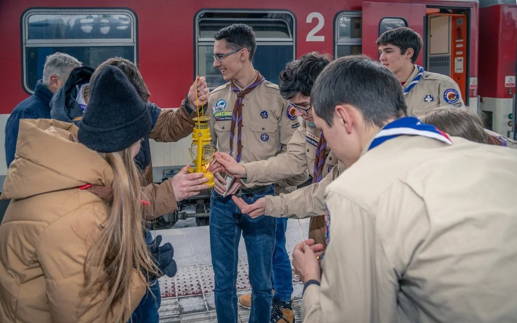 Železničné stanice a zastávky sa vďaka Betlehemskému svetlo rozžiaria