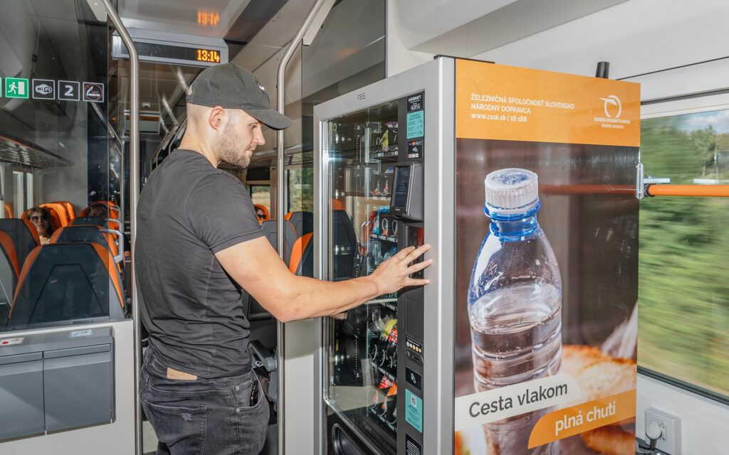 V automatoch na občerstvenie je možná platba kartou a hotovosťou